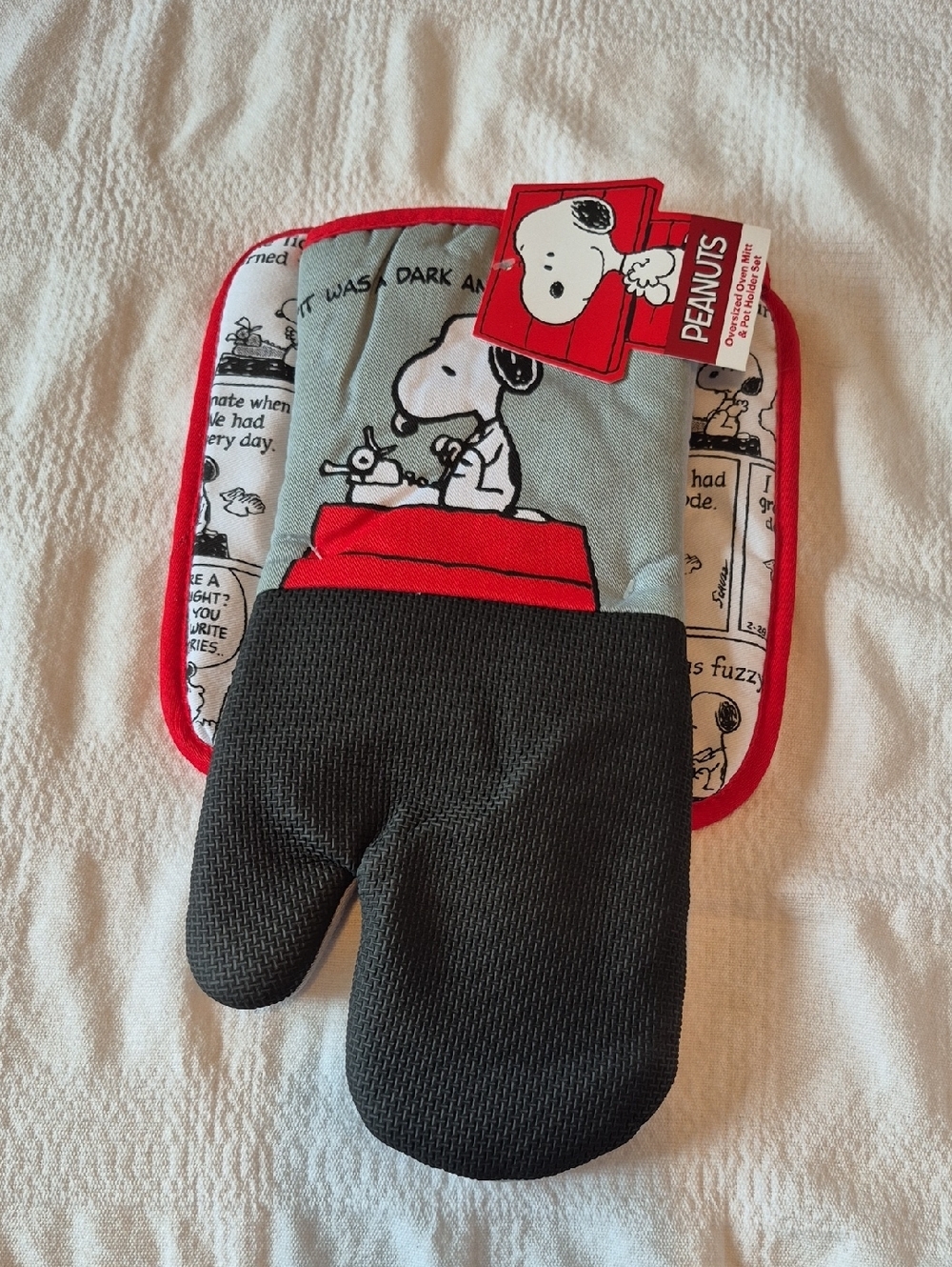 Peanuts Oversized Oven Mitt & Pot holder set snoopy typing design NWT